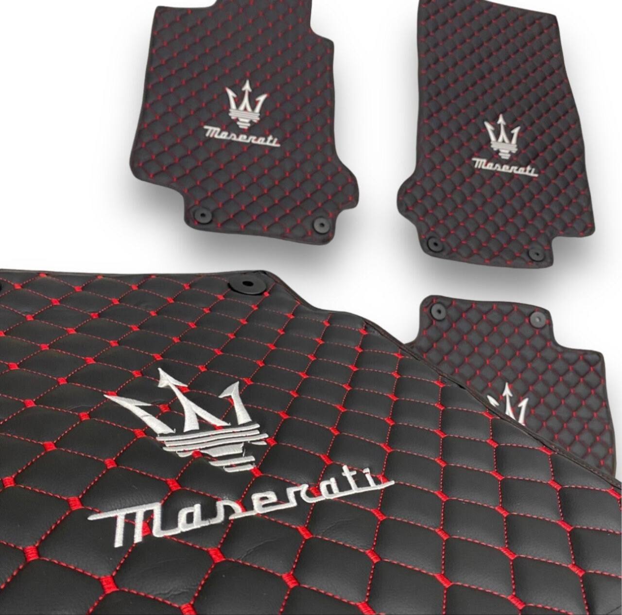 MASERATİ Tappetini per Auto di Lusso in Pelle | Adatto per Modelli Ghibli-Quattroporte-GranCabrio-GranTurismo-Levante-Grecale-MC20 | Pelle Nera e Cuciture Rosse