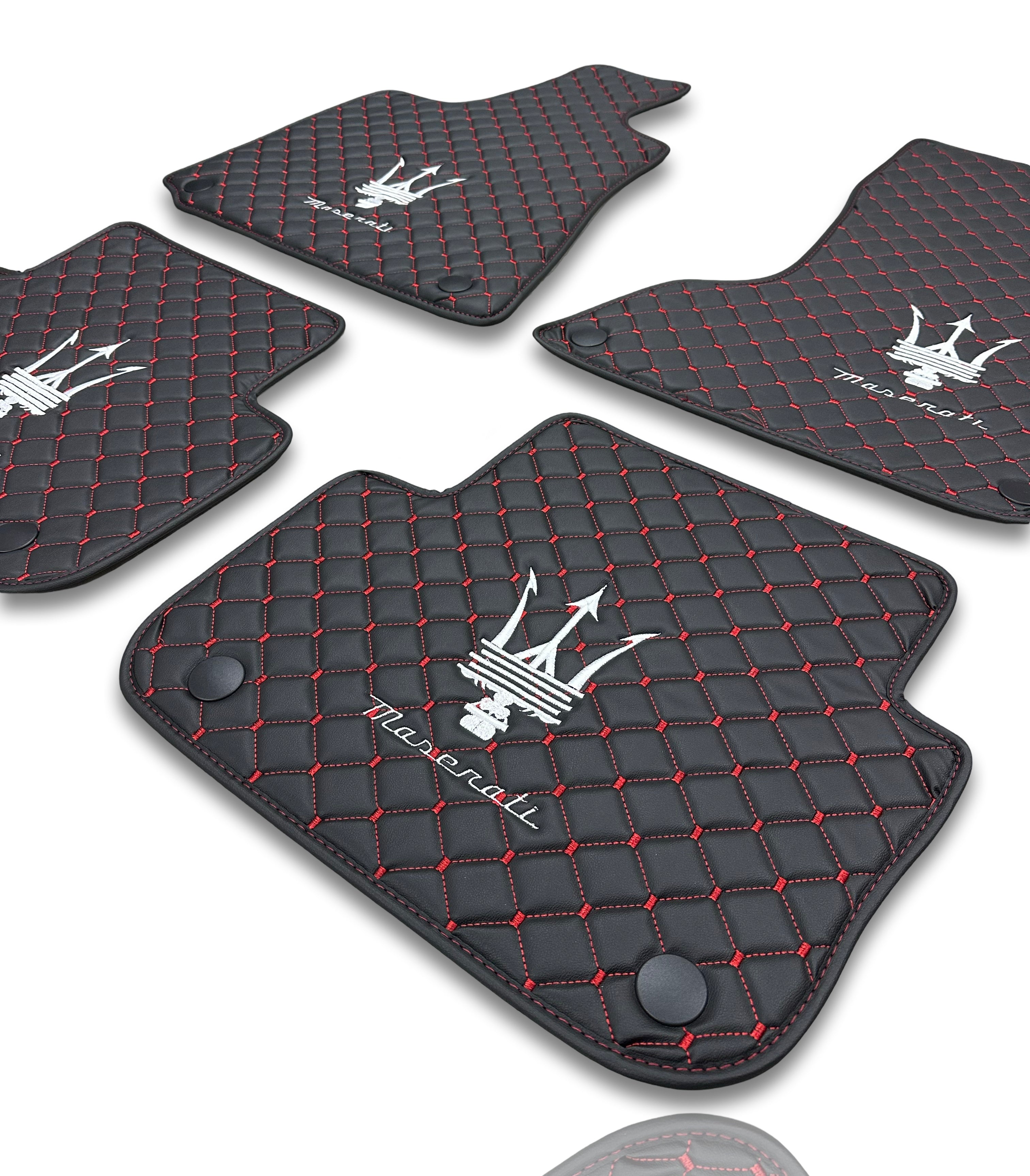 MASERATİ Tappetini per Auto di Lusso in Pelle | Adatti per Modelli Ghibli-Quattroporte-GranCabrio-GranTurismo-Levante-Grecale-MC20 | Pelle Nera e Cuciture Rosse