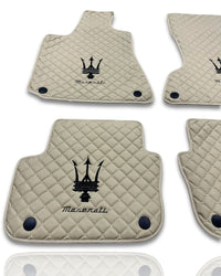 Tapis de sol de voiture de luxe en cuir compatibles avec Maserati | Conviennent aux modèles Ghibli, Quattroporte, GranTurismo, GranCabrio, Levante, Grecale, MC20, MCPURA, 4200 GT et autres | Cuir beige et coutures beiges