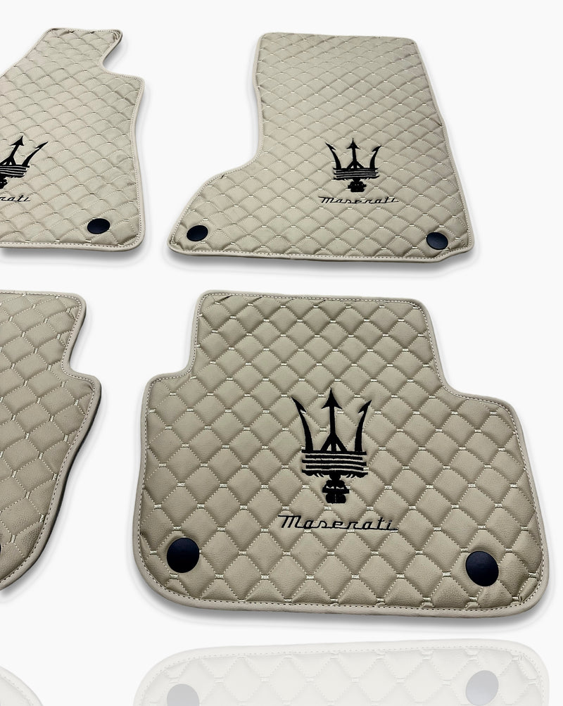 Tapis de sol de voiture de luxe en cuir compatibles avec Maserati | Conviennent aux modèles Ghibli, Quattroporte, GranTurismo, GranCabrio, Levante, Grecale, MC20, MCPURA, 4200 GT et autres | Cuir beige et coutures beiges