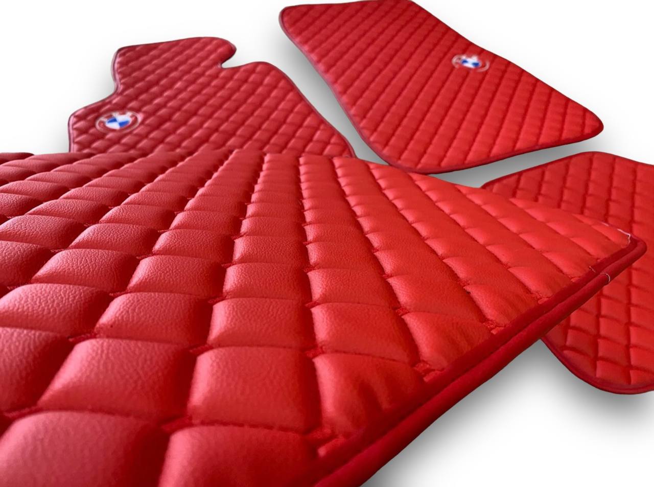 BMW Tappetini per auto di lusso in pelle | Adatti per modelli 1-2-3-4-5-6-7-8-M2-M3-M4-M5-M6-M8-X1-X2-X3-X4-X5-X6-X7-Z3-Z4-i3-i4-i5 | Pelle rossa e cuciture rosse