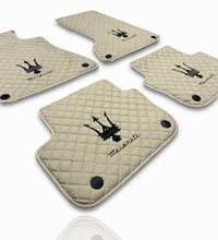 Tapis de sol de voiture de luxe en cuir compatibles avec Maserati | Conviennent aux modèles Ghibli, Quattroporte, GranTurismo, GranCabrio, Levante, Grecale, MC20, MCPURA, 4200 GT et autres | Cuir beige et coutures beiges