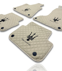 Tapis de sol de voiture de luxe en cuir compatibles avec Maserati | Conviennent aux modèles Ghibli, Quattroporte, GranTurismo, GranCabrio, Levante, Grecale, MC20, MCPURA, 4200 GT et autres | Cuir beige et coutures beiges