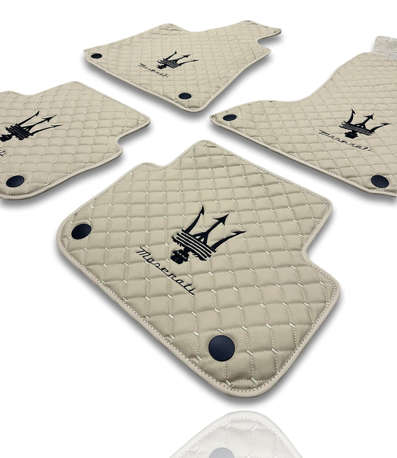 Tapis de sol de voiture de luxe en cuir compatibles avec Maserati | Conviennent aux modèles Ghibli, Quattroporte, GranTurismo, GranCabrio, Levante, Grecale, MC20, MCPURA, 4200 GT et autres | Cuir beige et coutures beiges