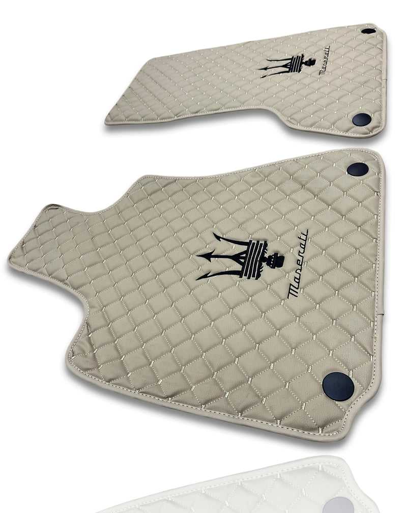 Tapis de sol de voiture de luxe en cuir compatibles avec Maserati | Conviennent aux modèles Ghibli, Quattroporte, GranTurismo, GranCabrio, Levante, Grecale, MC20, MCPURA, 4200 GT et autres | Cuir beige et coutures beiges