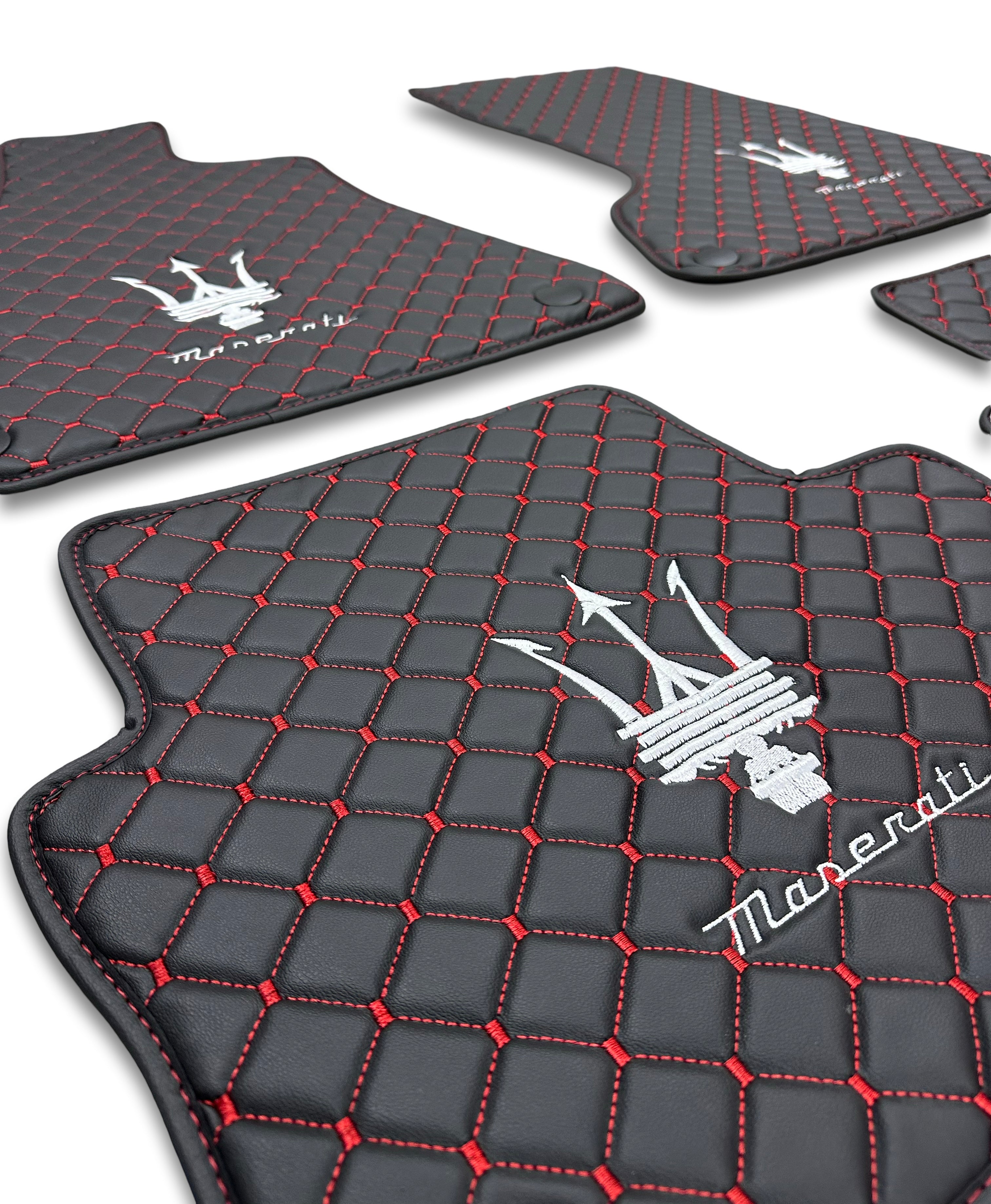 MASERATİ Tappetini per Auto di Lusso in Pelle | Adatti per Modelli Ghibli-Quattroporte-GranCabrio-GranTurismo-Levante-Grecale-MC20 | Pelle Nera e Cuciture Rosse