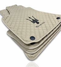 Tapis de sol de voiture de luxe en cuir compatibles avec Maserati | Conviennent aux modèles Ghibli, Quattroporte, GranTurismo, GranCabrio, Levante, Grecale, MC20, MCPURA, 4200 GT et autres | Cuir beige et coutures beiges