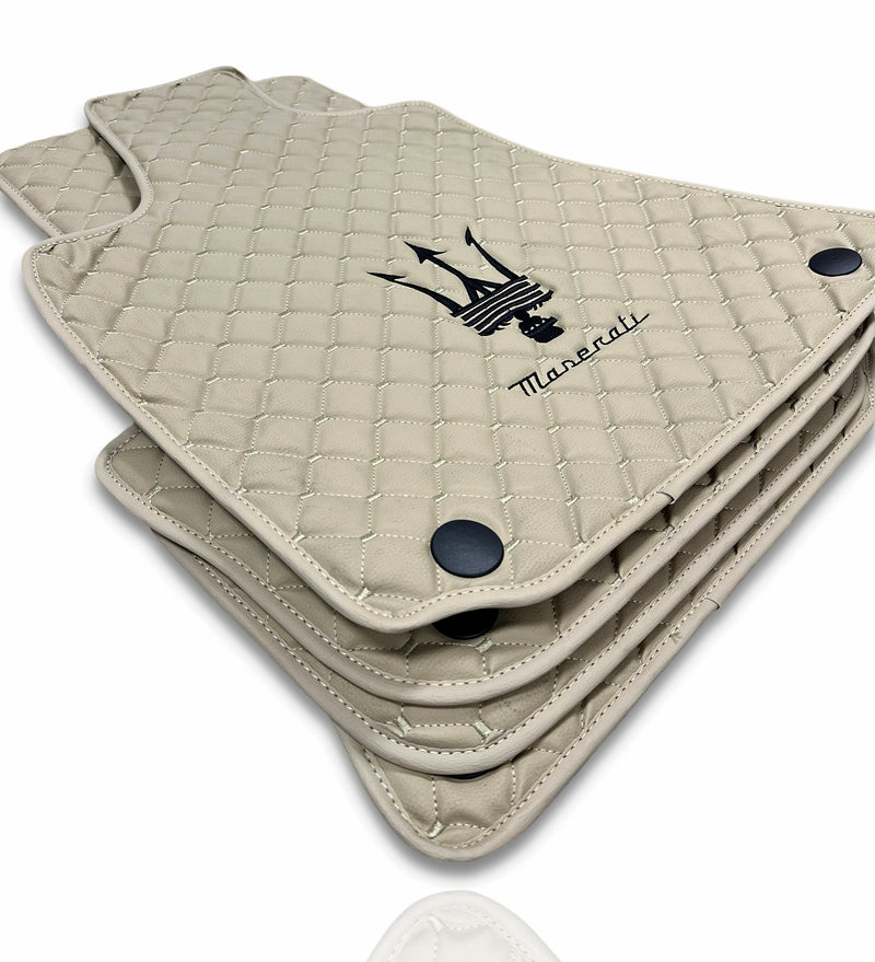 Tapis de sol de voiture de luxe en cuir compatibles avec Maserati | Conviennent aux modèles Ghibli, Quattroporte, GranTurismo, GranCabrio, Levante, Grecale, MC20, MCPURA, 4200 GT et autres | Cuir beige et coutures beiges