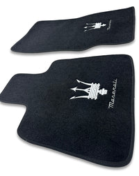 Tappetini auto di lusso in moquette compatibili con Maserati | Compatibili con Ghibli, Quattroporte, GranTurismo, GranCabrio, Levante, Grecale, MC20, MCPURA, 4200 GT e altri modelli | Bordo nero