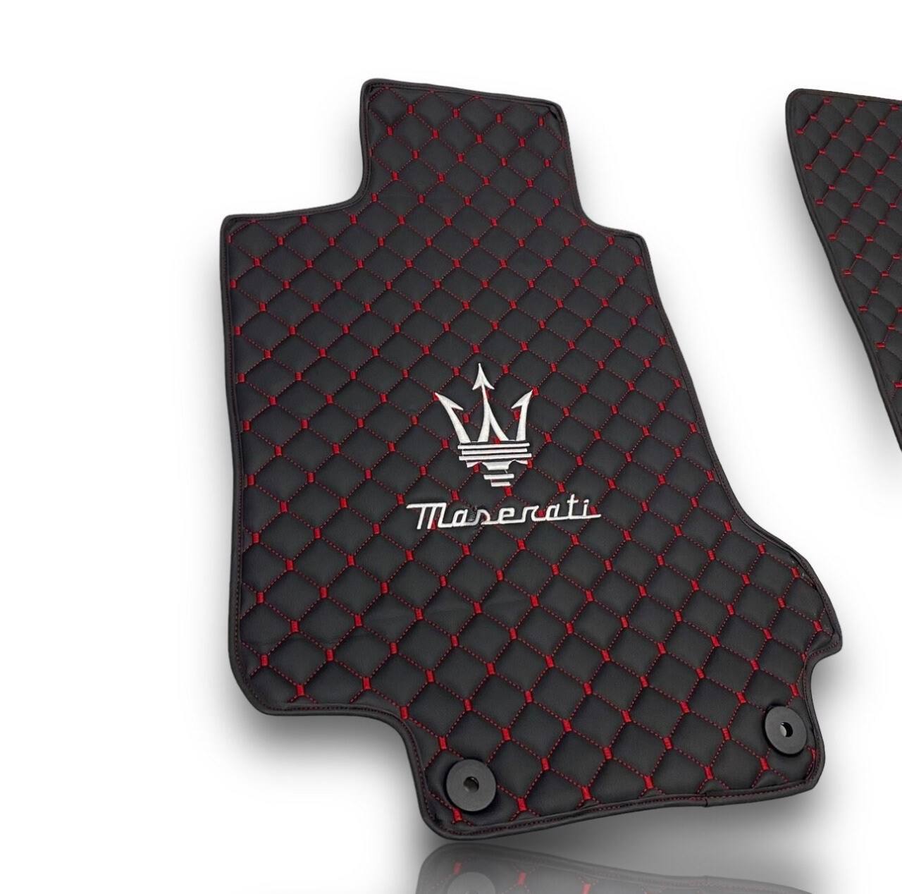 MASERATİ Tappetini per Auto di Lusso in Pelle | Adatto per Modelli Ghibli-Quattroporte-GranCabrio-GranTurismo-Levante-Grecale-MC20 | Pelle Nera e Cuciture Rosse