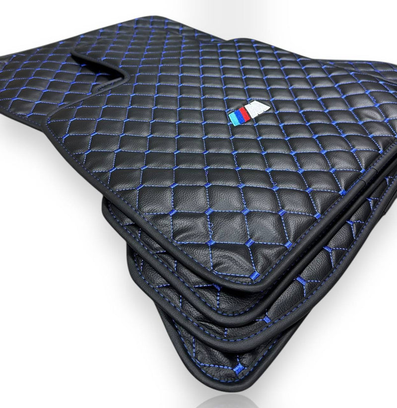 Luxe leren automatten compatibel met BMW | Geschikt voor 1-, 2-, 3-, 4-, 5-, 6-, 7- en 8-serie, X1, X2, X3, X4, X5, X6, X7, XM, Z4, i4, i5, i7, iX, M2, M3, M4, M5, M8 en meer | Zwart leer en rood stiksel