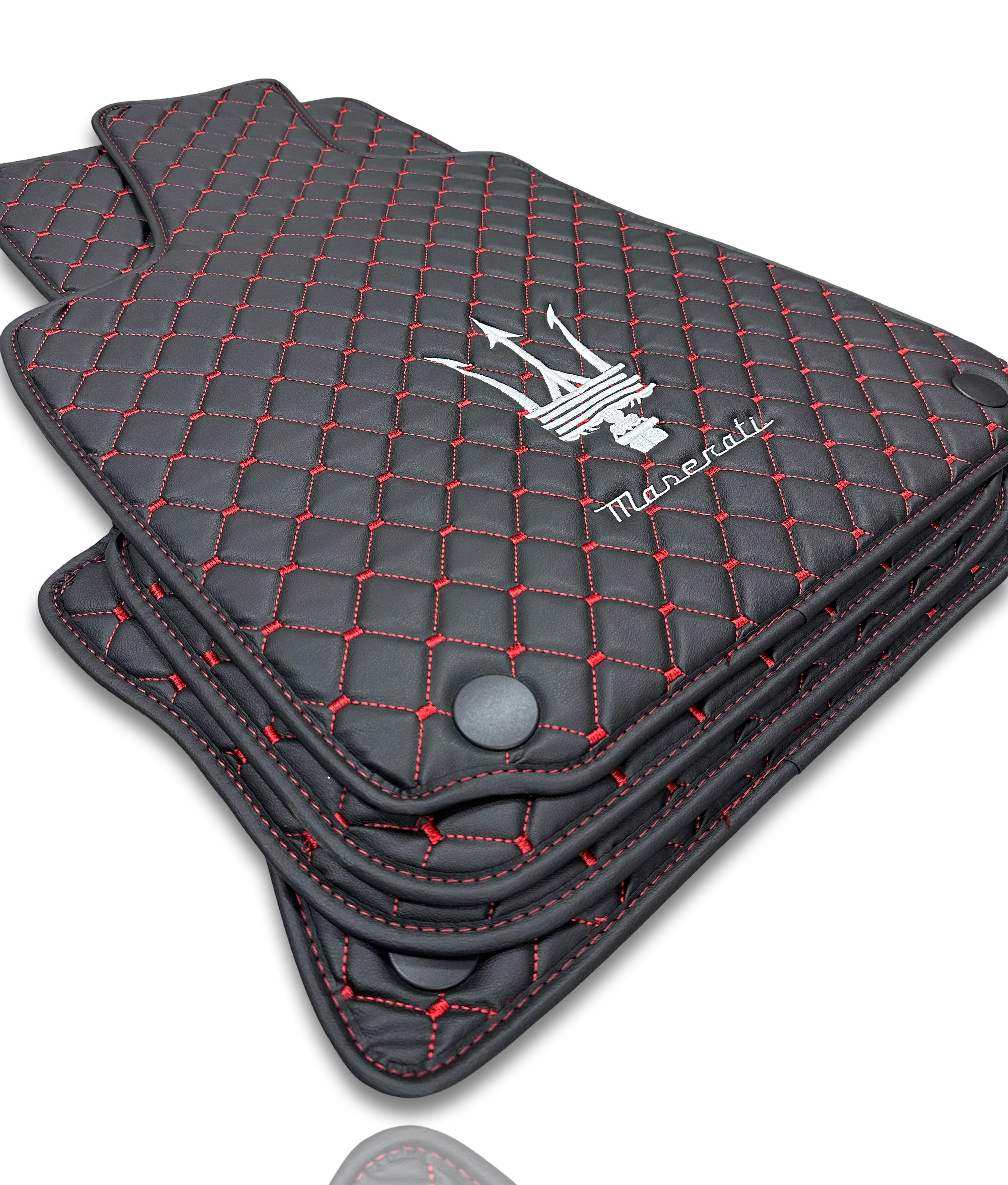 MASERATİ Tappetini per Auto di Lusso in Pelle | Adatti per Modelli Ghibli-Quattroporte-GranCabrio-GranTurismo-Levante-Grecale-MC20 | Pelle Nera e Cuciture Rosse