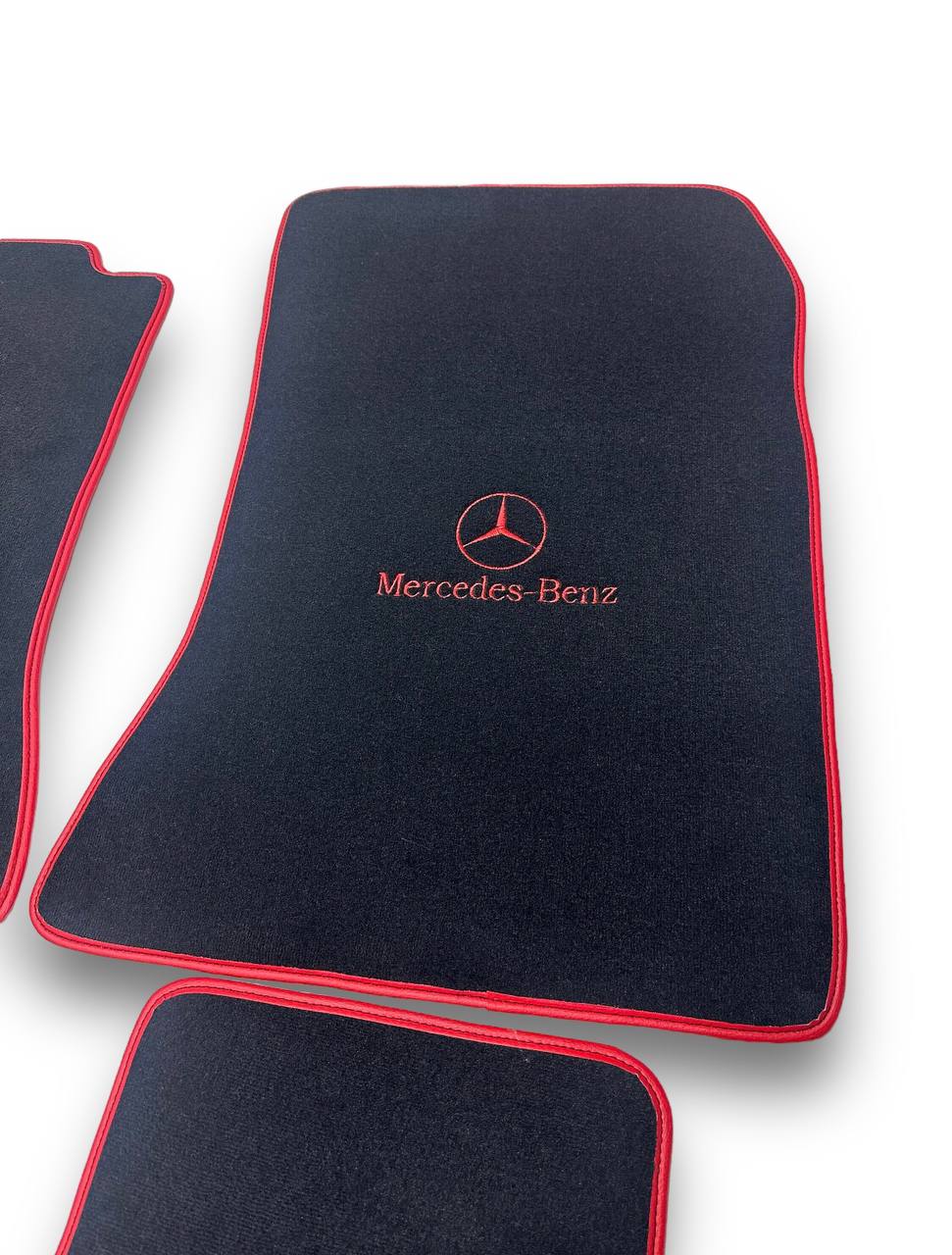 MERCEDES-BENZ Tappetini per auto di lusso | Adatti per modelli serie A-B-C-CL-E-EQ-S-SL-G-GL-ML-MAYBACH-R-AMG | Bordo rosso e logo