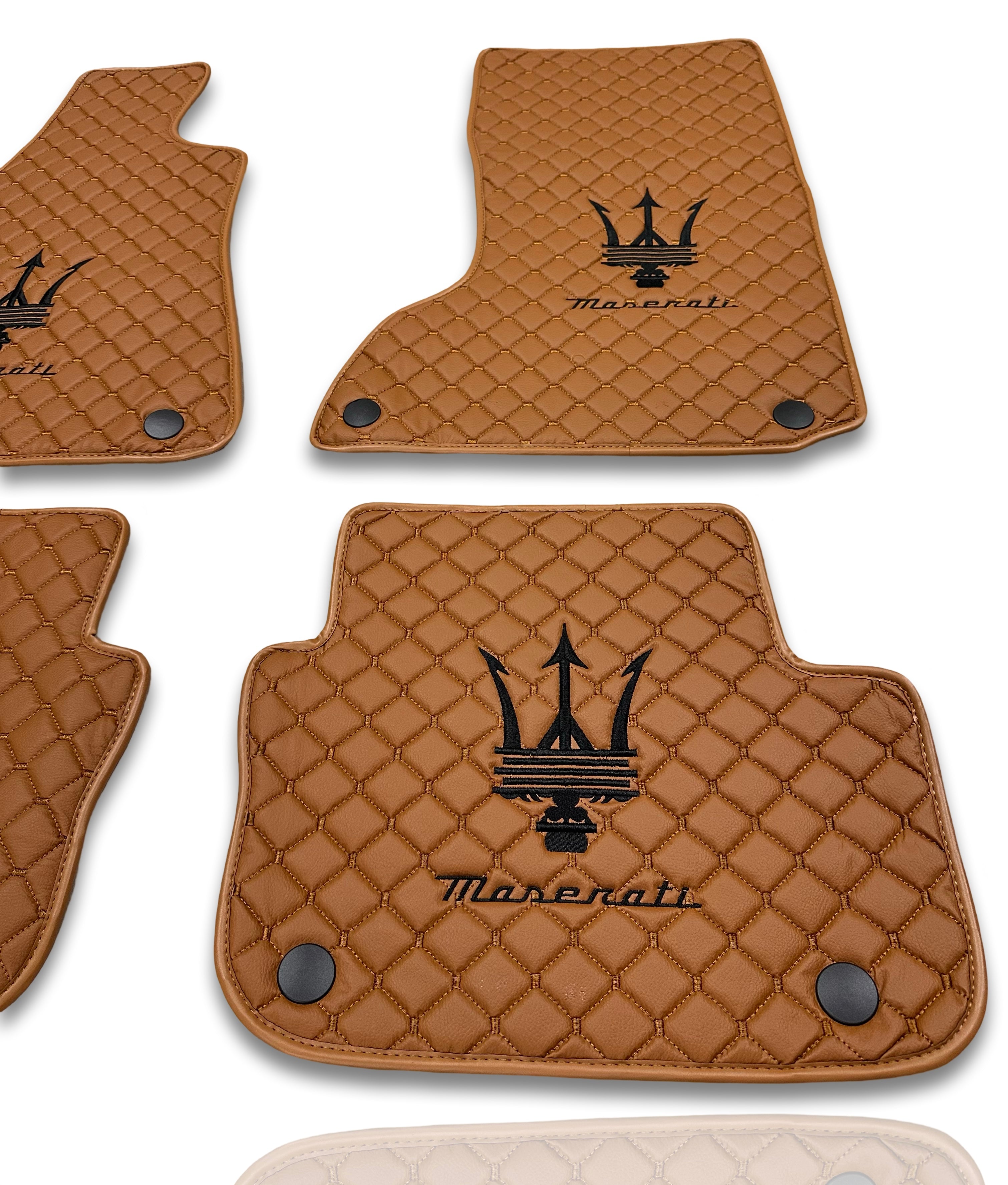 MASERATİ Tappetini per Auto di Lusso in Pelle | Adatto per Modelli Ghibli-Quattroporte-GranCabrio-GranTurismo-Levante-Grecale-MC20 | Pelle Marrone e Cuciture Marroni