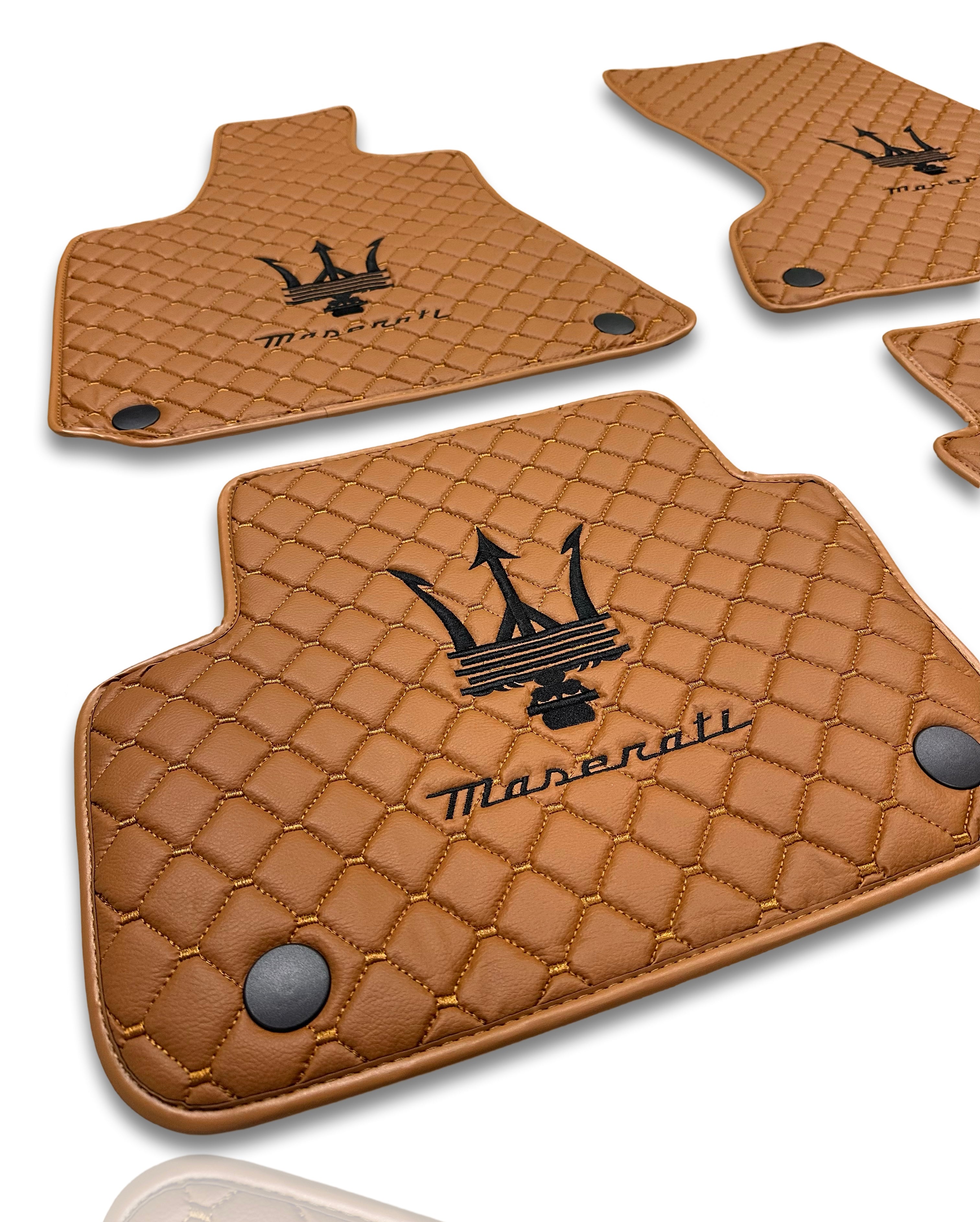 MASERATİ Tappetini per Auto di Lusso in Pelle | Adatto per Modelli Ghibli-Quattroporte-GranCabrio-GranTurismo-Levante-Grecale-MC20 | Pelle Marrone e Cuciture Marroni