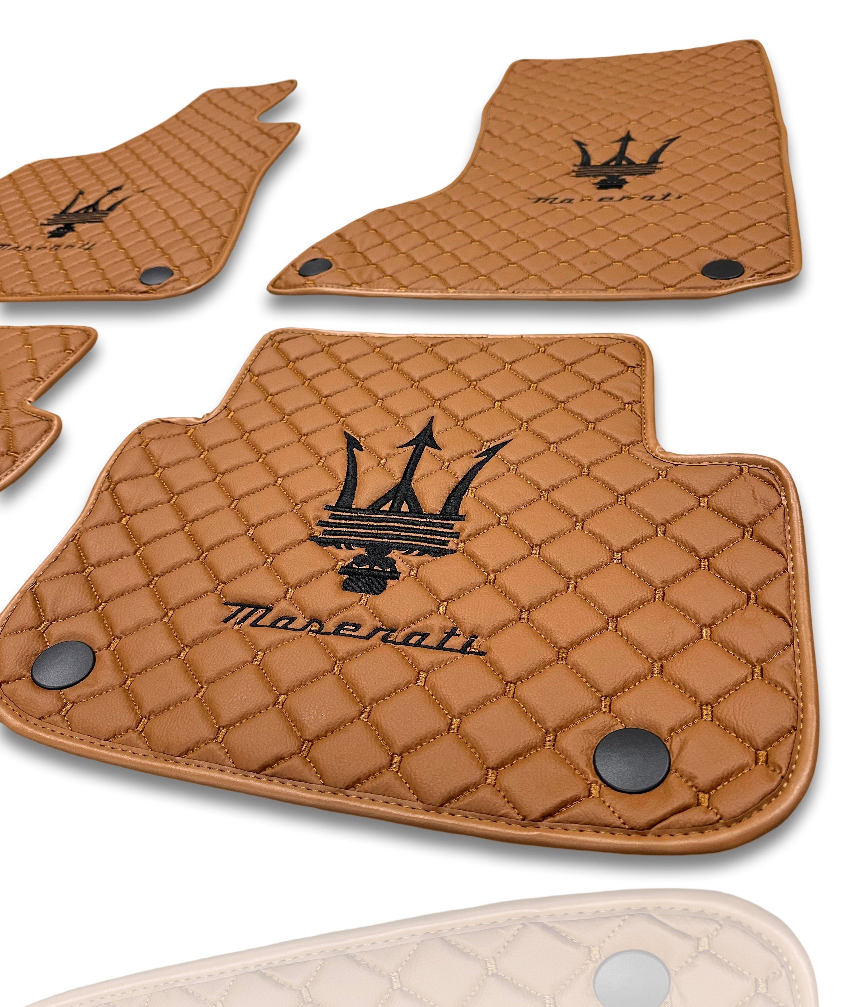 MASERATİ Tappetini per Auto di Lusso in Pelle | Adatto per Modelli Ghibli-Quattroporte-GranCabrio-GranTurismo-Levante-Grecale-MC20 | Pelle Marrone e Cuciture Marroni