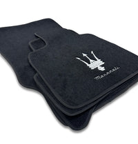 Tappetini auto di lusso in moquette compatibili con Maserati | Compatibili con Ghibli, Quattroporte, GranTurismo, GranCabrio, Levante, Grecale, MC20, MCPURA, 4200 GT e altri modelli | Bordo nero