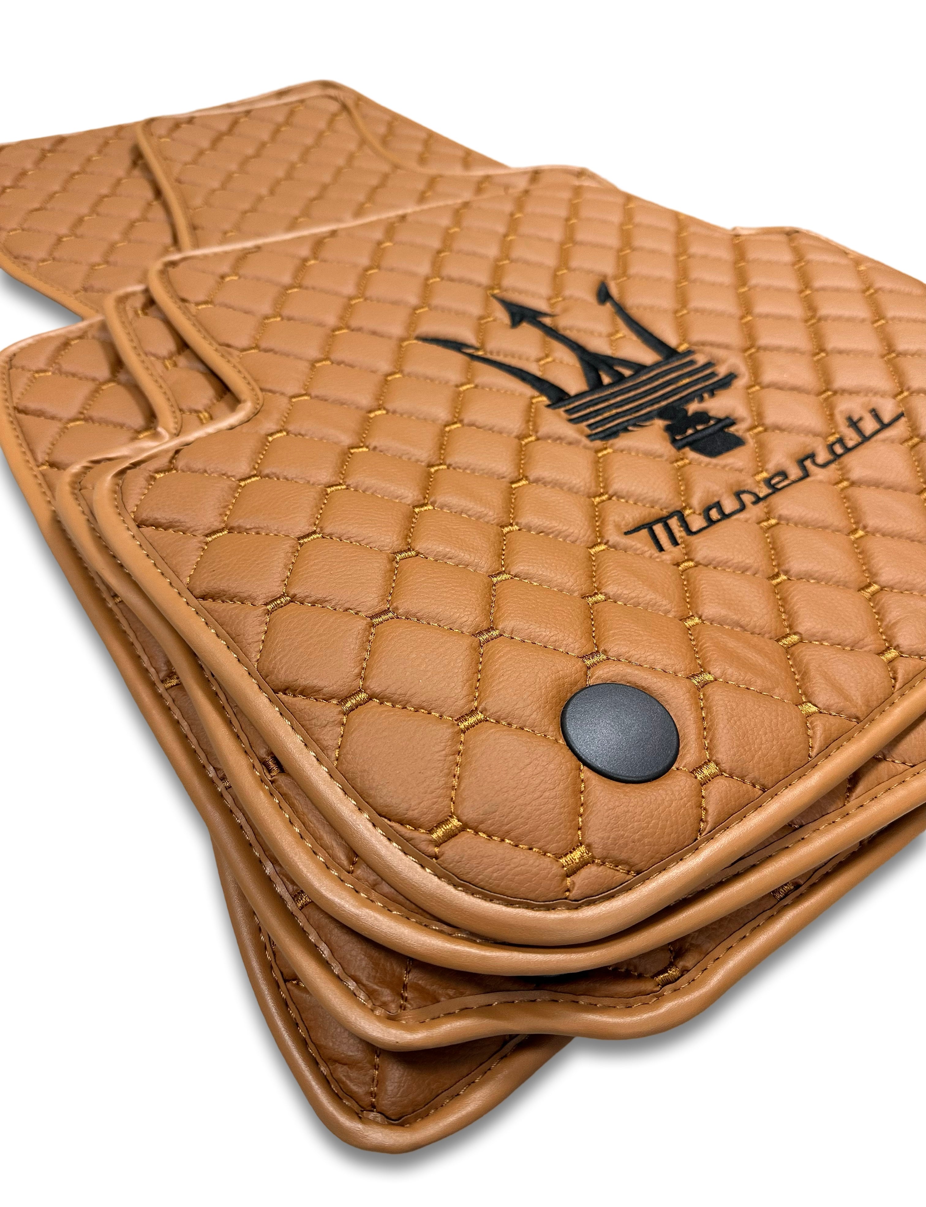 MASERATİ Tappetini per Auto di Lusso in Pelle | Adatto per Modelli Ghibli-Quattroporte-GranCabrio-GranTurismo-Levante-Grecale-MC20 | Pelle Marrone e Cuciture Marroni