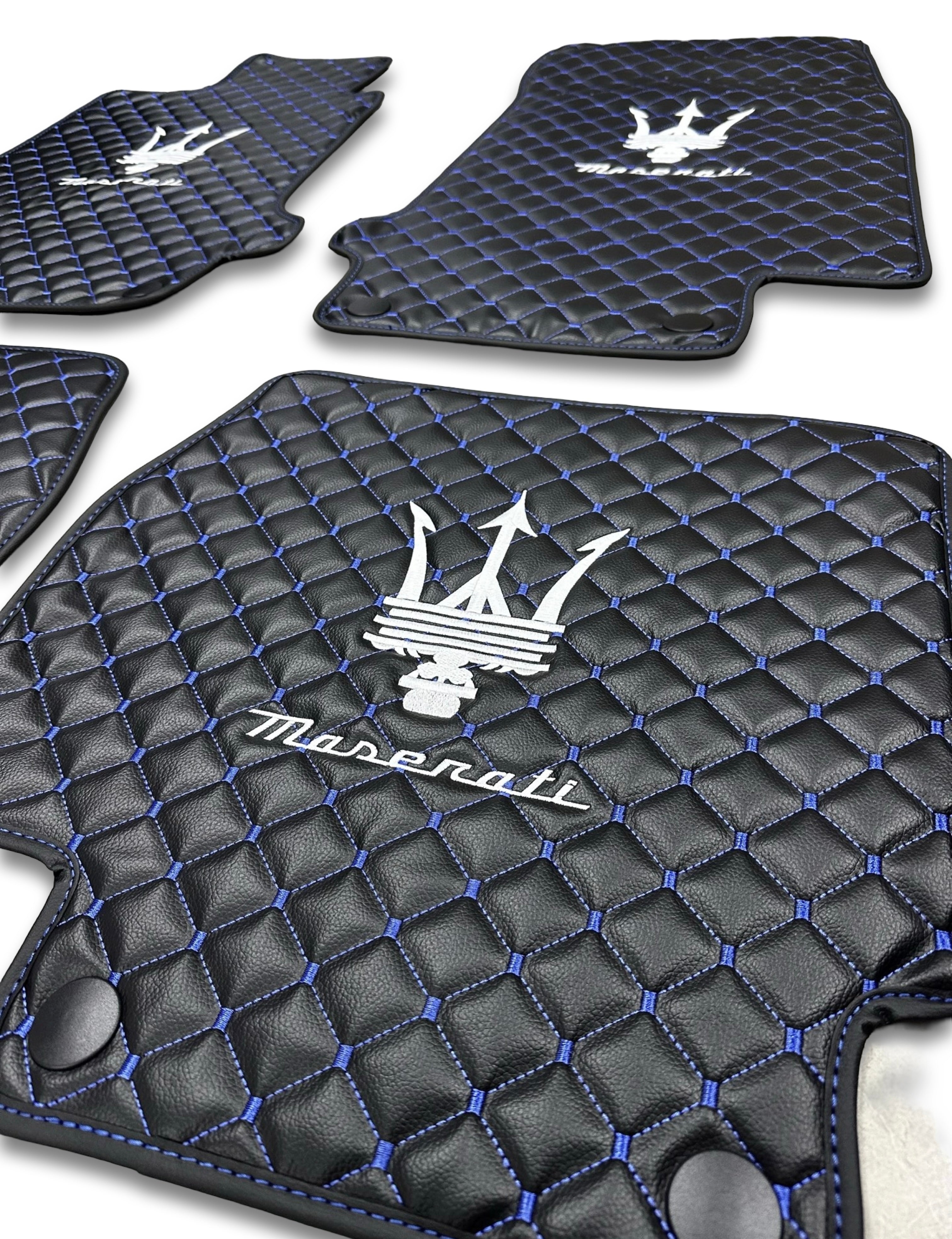 MASERATİ Leder Luxus Auto Fußmatten | Passend für Ghibli-Quattroporte-GranCabrio-GranTurismo-Levante-Grecale-MC20 Modelle | Schwarzes Leder & Blaue Naht