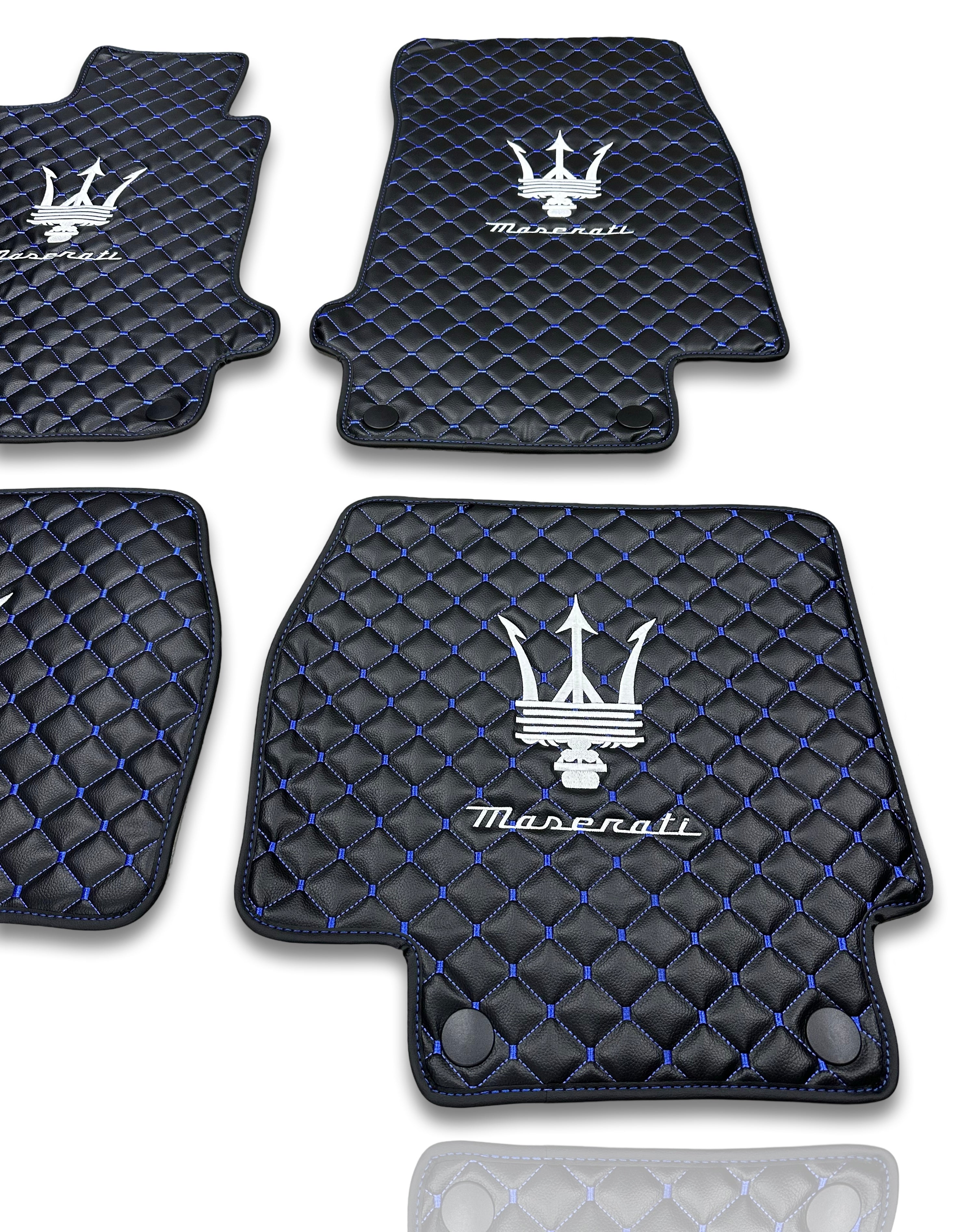 MASERATİ Leder Luxus Auto Fußmatten | Passend für Ghibli-Quattroporte-GranCabrio-GranTurismo-Levante-Grecale-MC20 Modelle | Schwarzes Leder & Blaue Naht