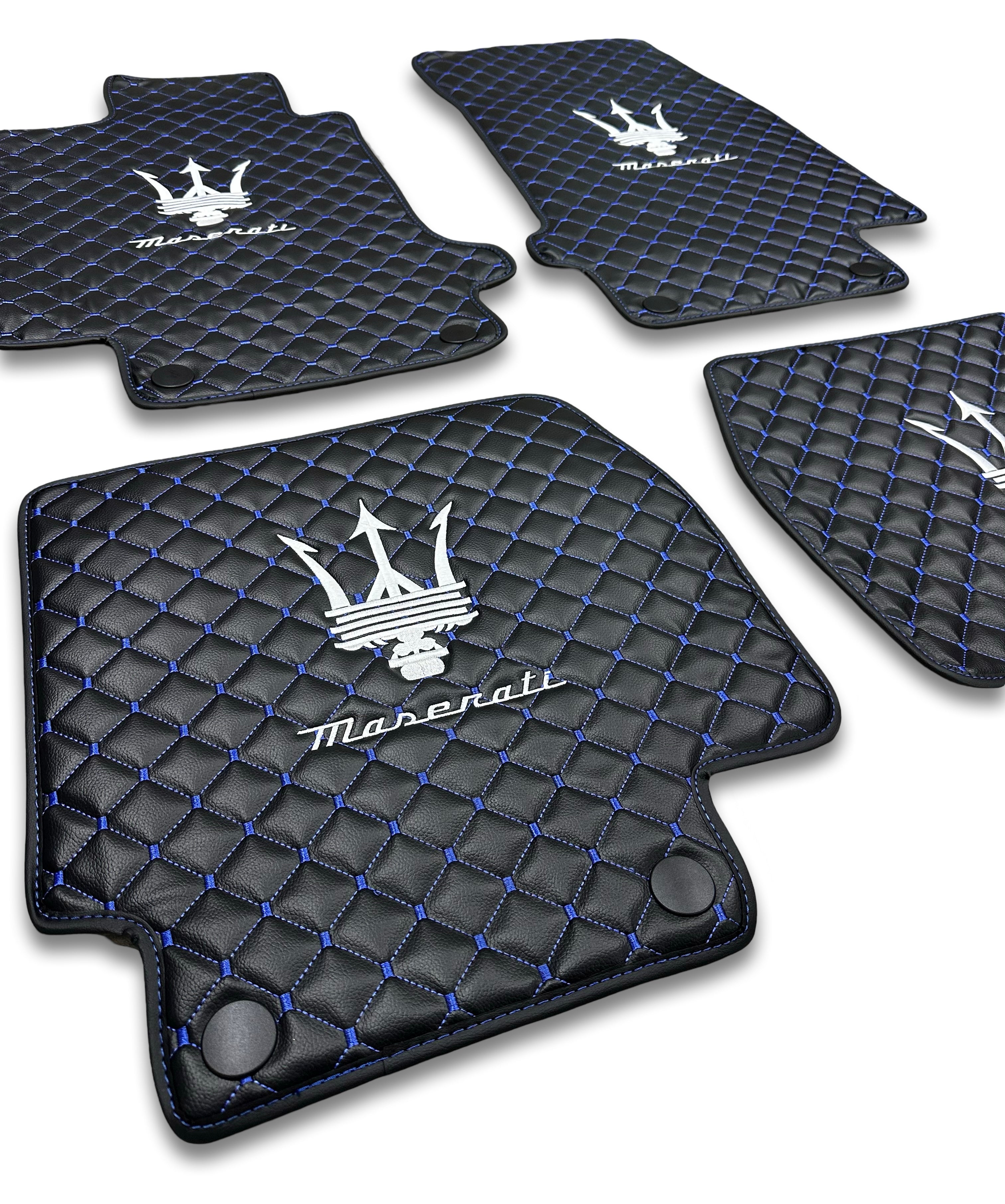 MASERATİ Leder Luxus Auto Fußmatten | Passend für Ghibli-Quattroporte-GranCabrio-GranTurismo-Levante-Grecale-MC20 Modelle | Schwarzes Leder & Blaue Naht