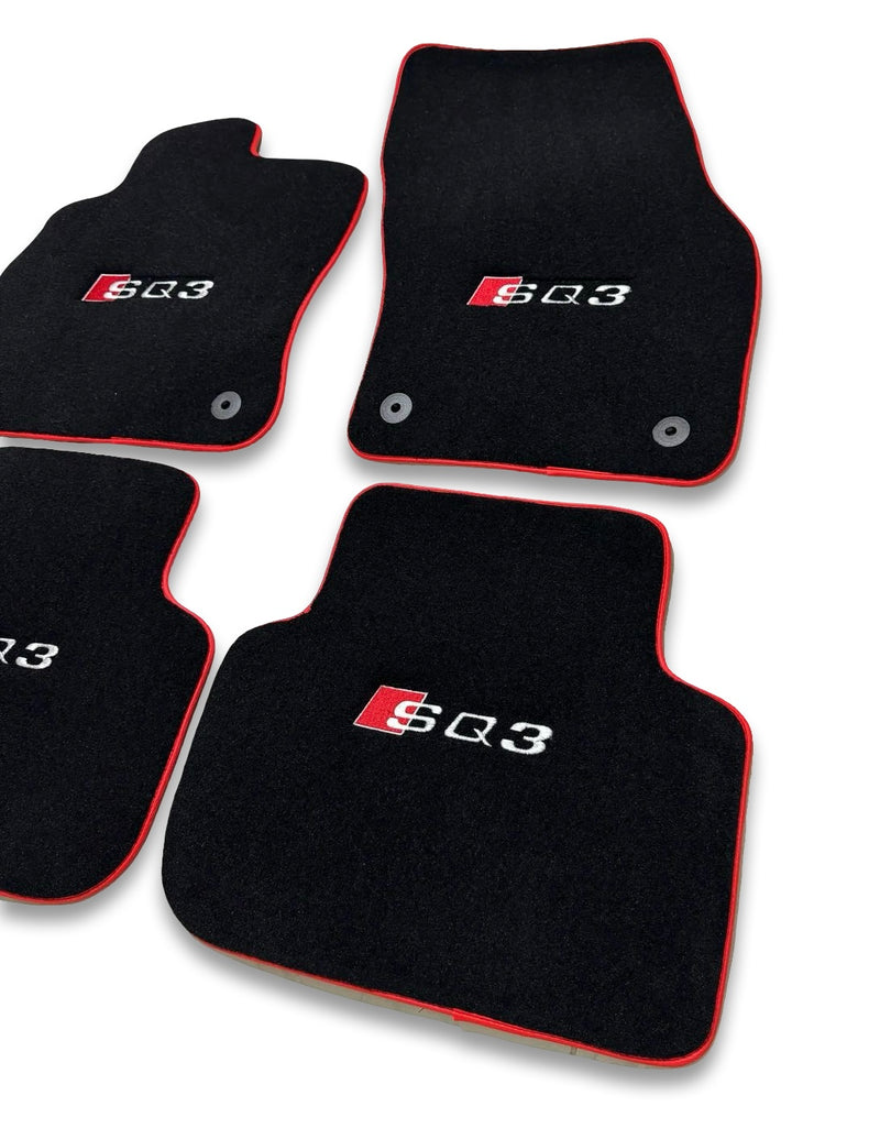 Tapis de sol de voiture en moquette de luxe compatibles avec Audi | Conviennent aux modèles Q3 / RSQ3 | Sur mesure, logo brodé et fabriqués à la commande | Bordure rouge