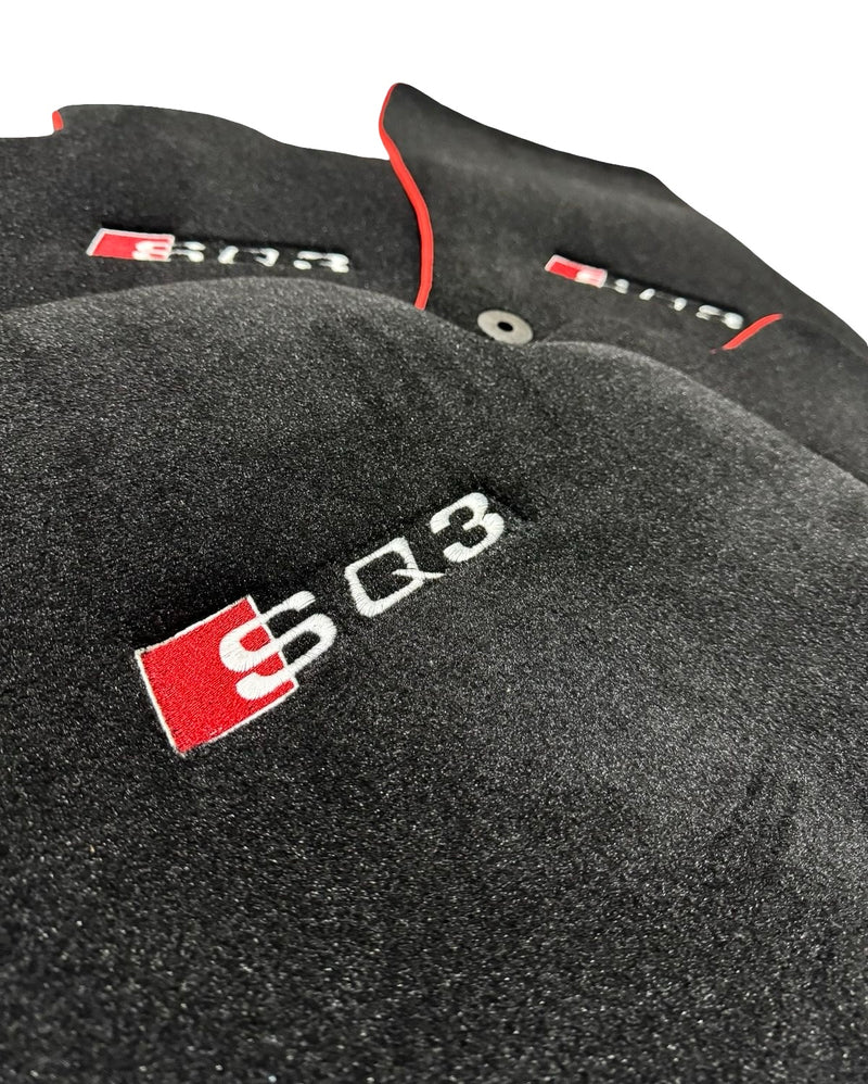 Tapis de sol de voiture en moquette de luxe compatibles avec Audi | Conviennent aux modèles Q3 / RSQ3 | Sur mesure, logo brodé et fabriqués à la commande | Bordure rouge
