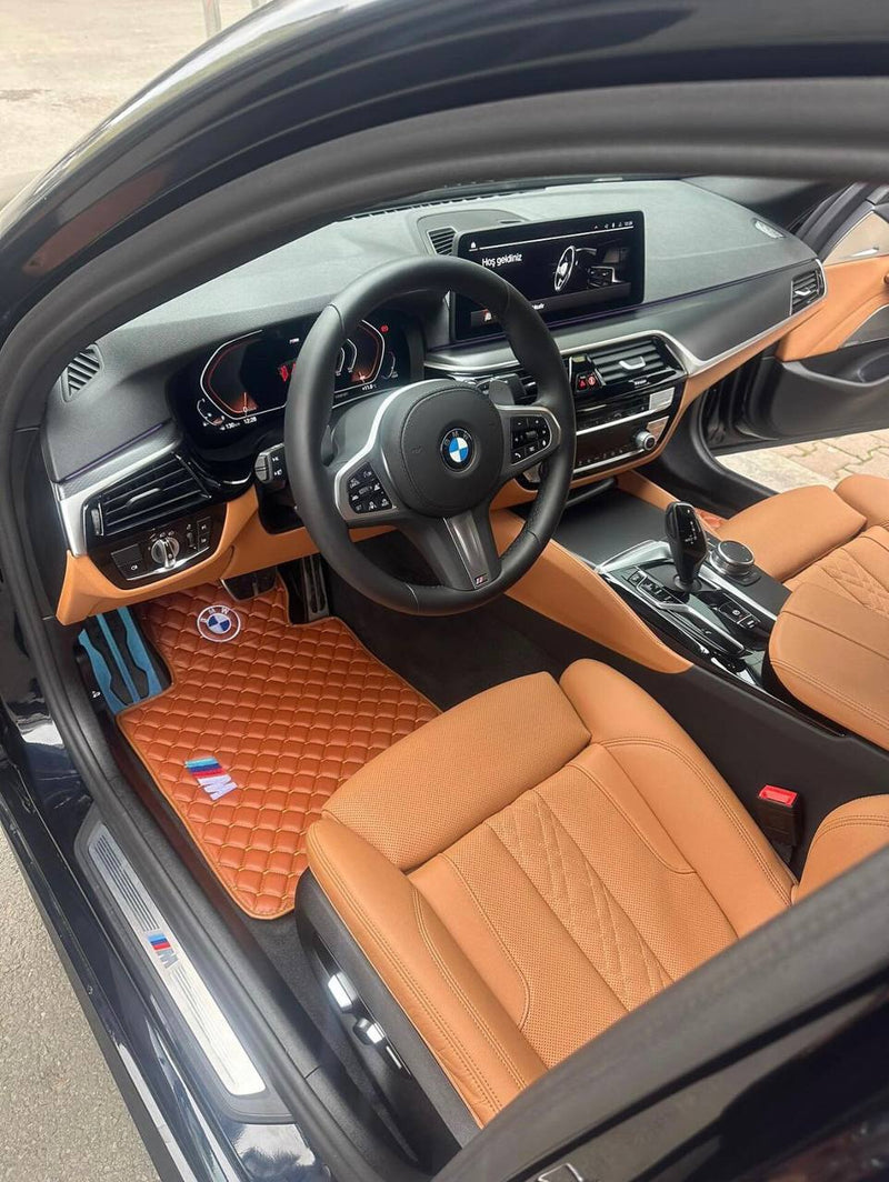 Luxus-Autofußmatten aus Leder, passend für BMW | Für die 1er-, 2er-, 3er-, 4er-, 5er-, 6er-, 7er- und 8er-Reihe, X1, X2, X3, X4, X5, X6, X7, XM, Z4, i4, i5, i7, iX, M2, M3, M4, M5, M8 und weitere | Braunes Leder und braune Nähte